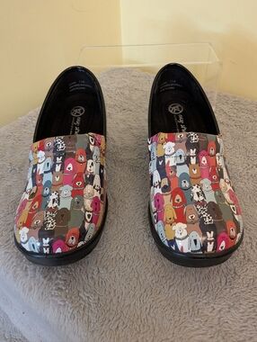 easy street Women's Slip-On Clogs with Colorful Dog Pattern